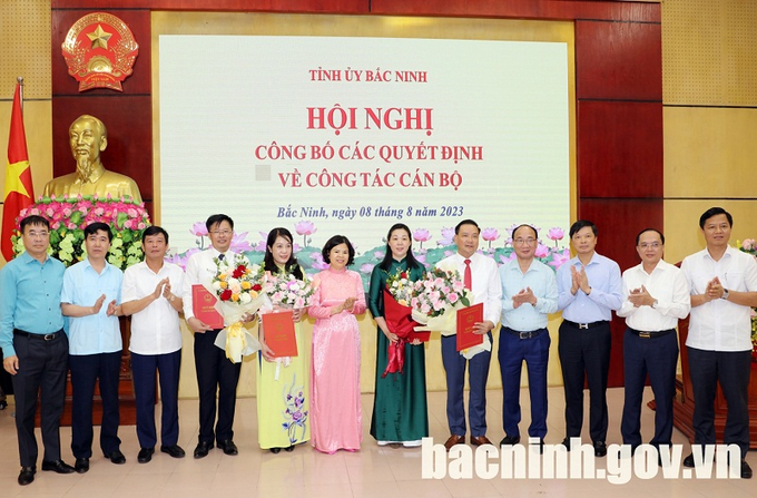 Chủ tịch UBND tỉnh Bắc Ninh Nguyễn Hương Giang và lãnh đạo tỉnh chúc mừng các cán bộ được điều động, bổ nhiệm cương vị mới.