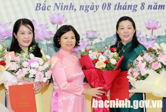 Chủ tịch UBND tỉnh Nguyễn Hương Giang trao quyết định và tặng hoa chúc mừng bà Nguyễn Thị Lệ Tuyết.