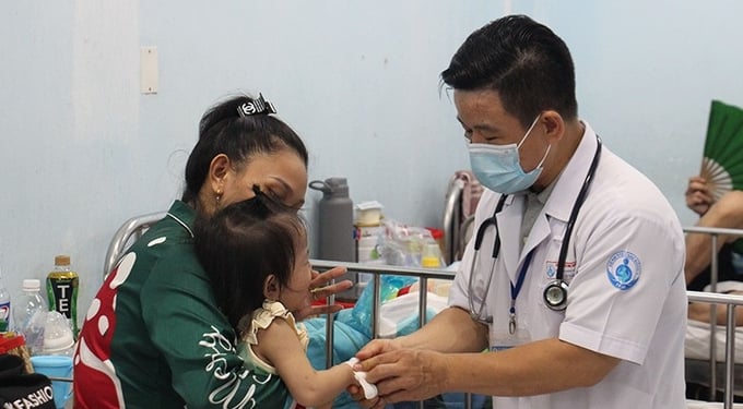 Bác sĩ Bệnh viện Nhi đồng 1 đang khám cho trẻ mắc tay chân miệng