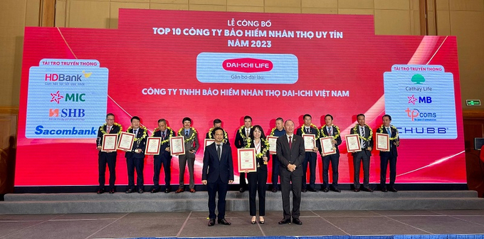 Đại diện Ban Giám đốc Dai-ichi Life Việt Nam nhận giải “Top 10 Công ty Bảo hiểm nhân thọ uy tín 2023” tại Lễ Công bố “Top 10 Công ty uy tín ngành Ngân hàng – Bảo hiểm – Công nghệ năm 2023