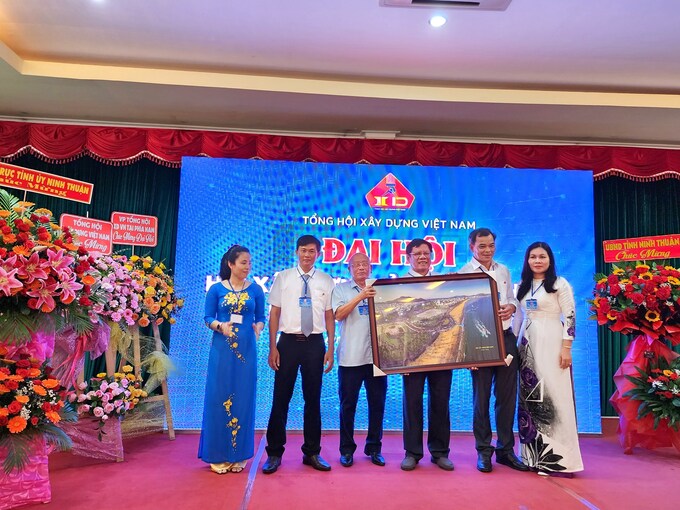 Đoàn Hội Xây dựng tỉnh Bình Định tặng quà lưu niệm cho BCH nhiệm kỳ mới Hội Xây dựng tỉnh Ninh Thuận.