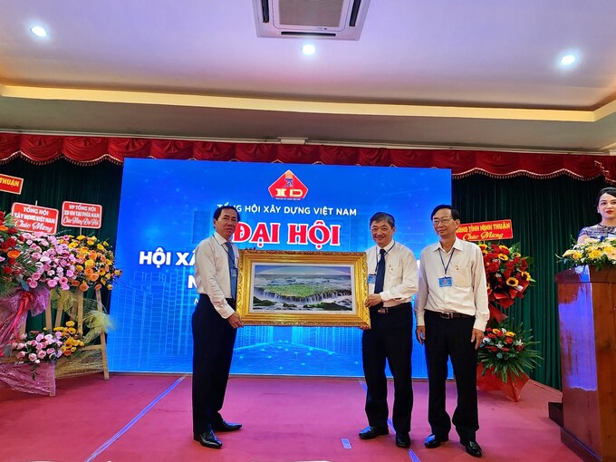 : Đại diện UBND tỉnh Ninh Thuận tặng quà lưu niệm cho Đoàn Tổng hội Xây dựng Việt Nam.