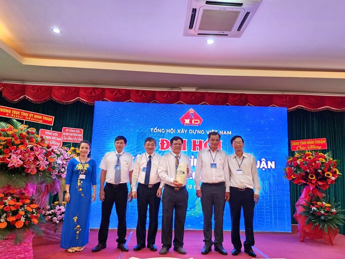 : Đoàn Tổng hội Xây dựng Việt Nam tặng quà lưu niệm cho Ban chấp hành nhiệm kỳ mới Đại hội Hội Xây dựng tỉnh Ninh Thuận