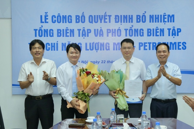 Chủ tịch VPA Nguyễn Quốc Thập và Phó Chủ tịch VPA Nguyễn Hùng Dũng trao quyết định bổ nhiệm chức vụ Tổng Biên tập Tạp chí Năng lượng Mới - PetroTimes cho đồng chí Phạm Thuận Thiên và chức vụ Phó Tổng Biên tập cho đồng chí Lê Hà Thanh Ngọc