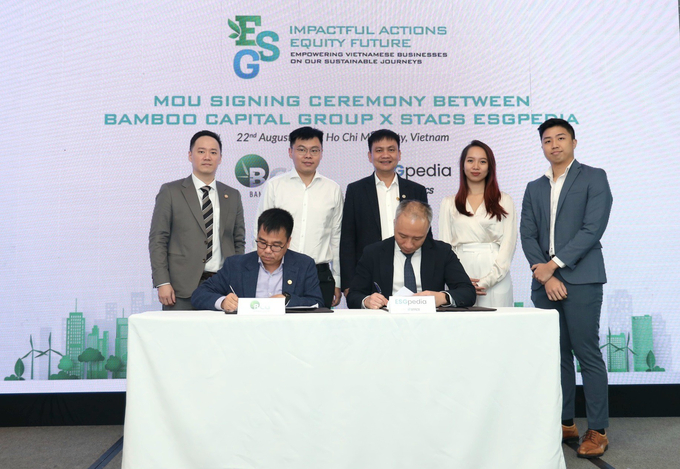 Ông Phạm Minh Tuấn - Phó Chủ tịch Tập đoàn Bamboo Capital và ông Benjamin Soh - đồng sáng lập kiêm Giám đốc điều hành STACS - ký kết thỏa thuận hợp tác.