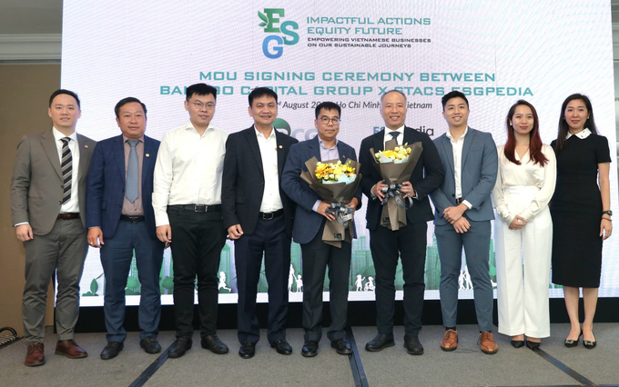 Ông Phạm Minh Tuấn - Phó Chủ tịch Tập đoàn Bamboo Capital và ông Benjamin Soh - đồng sáng lập kiêm Giám đốc điều hành STACS - ký kết thỏa thuận hợp tác.
