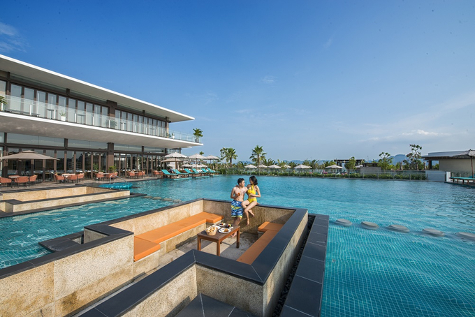 Bể bơi khổng lồ tại Premier Village Ha Long Bay Resort hứa hẹn bùng nổ với Bubble Party