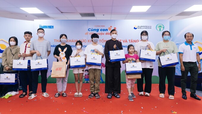 Đại diện báo Thanh niên trao tặng quà nhân dịp Năm học mới và Tết Trung thu cho các em nhỏ