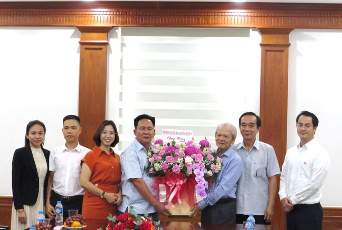 Đoàn công tác Tổng hội Xây dựng Việt Nam tặng hoa chúc mừng thành tựu của Công ty Đông Nam.