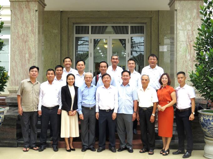 Đoàn công tác Tổng hội Xây dựng Việt Nam chụp ảnh lưu niệm với lãnh đạo, cán bộ Công ty TNHH Xây dựng Đông Nam.
