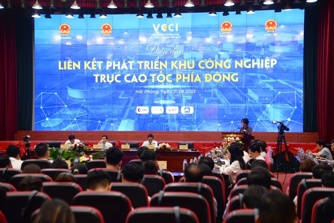 Toàn cảnh Diễn đàn “Liên kết phát triển khu công nghiệp trục cao tốc phía đông”.