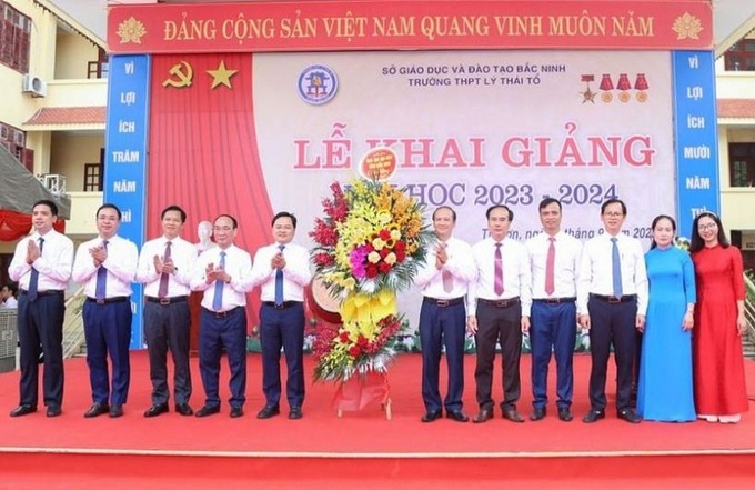Bí thư Tỉnh ủy Bắc Ninh - Nguyễn Anh Tuấn cùng đoàn công tác tặng hoa chúc mừng thầy trò Trường THPT Lý Thái Tổ.