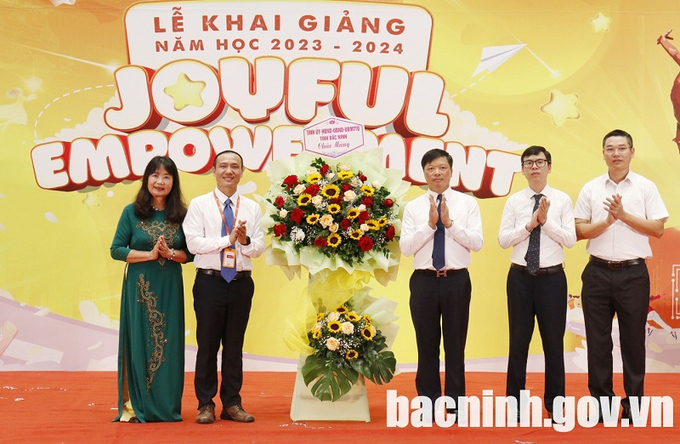 Phó Chủ tịch UBND tỉnh Đào Quang Khải cùng lãnh đạo sở, ngành tặng hoa chúc mừng Trường FPT.