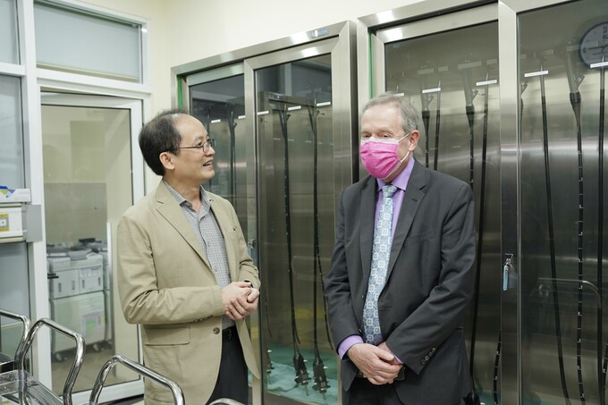 Ông Jeffrey thăm quan khu vực tủ bảo quản vô trùng ống nội soi tiêu hóa tại BVĐK Tâm Anh Hà Nội