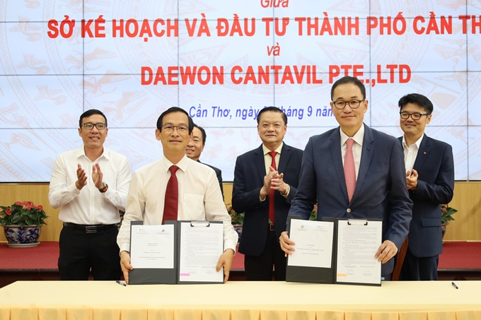 Ông Cheun EungSik, Chủ tịch Tập đoàn Daewon Cantavil Pte.,Ltd, Tổng Giám đốc Daewon Singapore và ông Lê Thanh Tâm, Giám đốc Sở Kế hoạch và Đầu tư TP. Cần Thơ tiến hành ký kết ghi nhớ