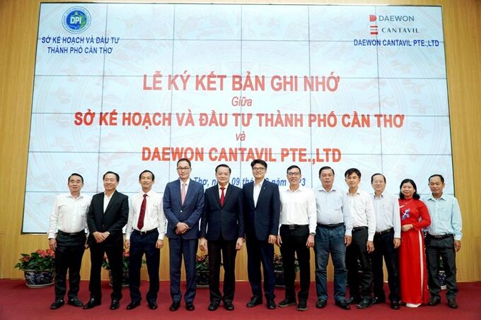 Các đại biểu chụp hình lưu niệm tại lễ ký kết