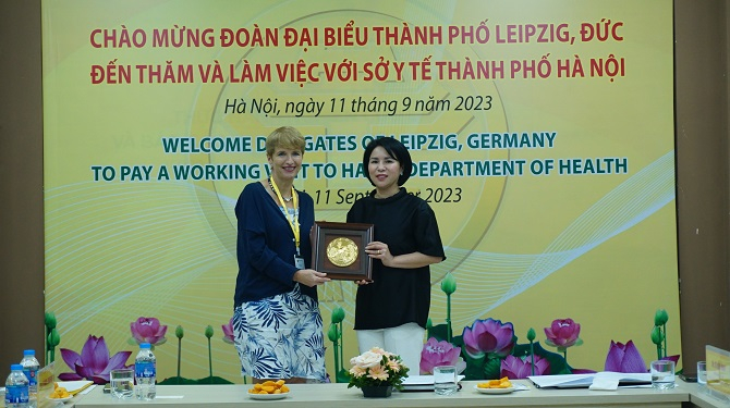 TS Trần Thị Nhị Hà và TS Martina Much trao và nhận quà lưu niệm tại buổi thăm, làm việc