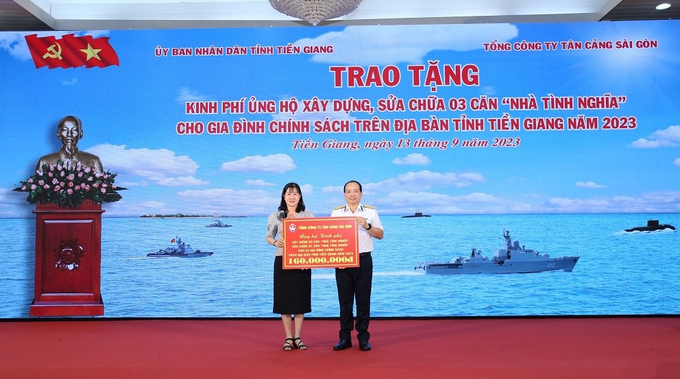 Phó Phó Giám đốc Sở Lao động - Thương binh và Xã hội Nguyễn Thị Mỹ Nương nhận bảng tượng trưng tặng nhà từ Tổng công ty Tân Cảng Sài Gòn