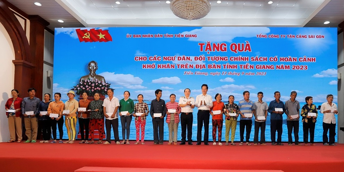 Ông Nguyễn Thành Diệu - Phó Chủ tịch UBND tỉnh Tiền Giang và Đại tá Nguyễn Thanh Trúc, Phó Tổng Giám đốc - Tổng Công ty Tân Cảng Sài Gòn trao quà cho ngư dân