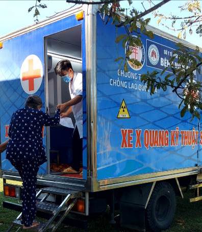 Người dân chụp X-Quang sàng lọc bệnh lao tại xã Hòa Sơn