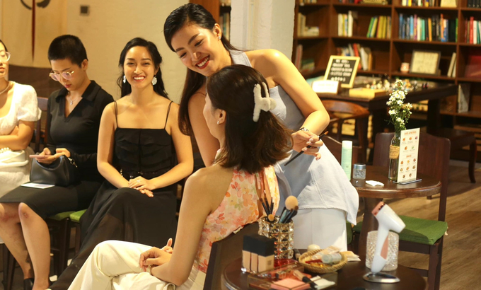 khách mời Anna Nguyễn hướng dẫn cách trang điểm giúp tôn lên nét đẹp tự nhiên