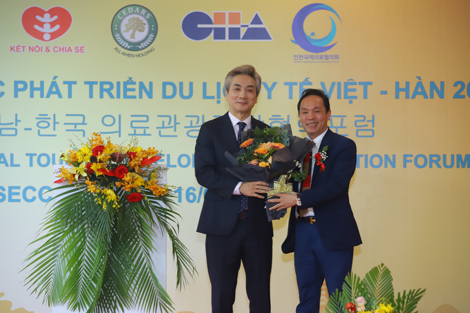 Ông Nguyễn Quang Huy - Chủ tịch Hiệp hội Văn hóa & Kinh tế Việt – Hàn chúc mừng Ông Shon In Sun - Chủ tịch Hội Người Hàn Quốc tại TP HCM