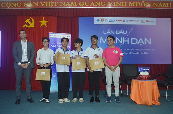 Ông Hany Helmy, Phó giám đốc chương trình Y Tế, USAID Việt Nam tặng quà cho các tình nguyện viên.