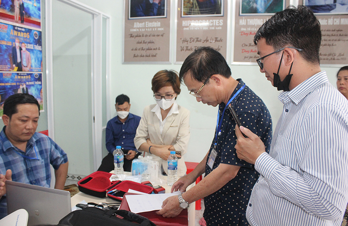 Đoàn công tác Sở Y tế đang kiểm tra công tác khám bệnh chữa bệnh tại một cơ sở (nguồn: CDC Đồng Nai)