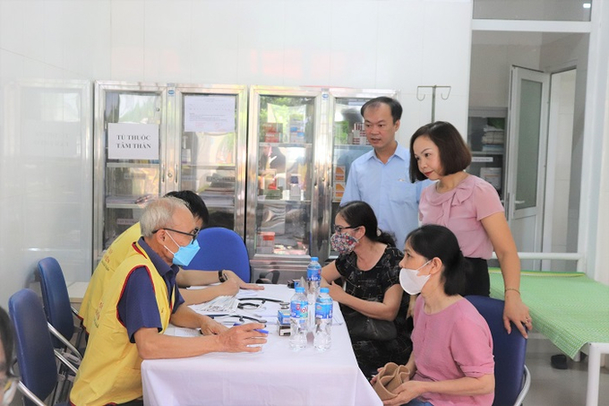 Lãnh đạo Liên đoàn Lao động quận Hà Đông thăm hỏi các đối tượng tại buổi khám bệnh