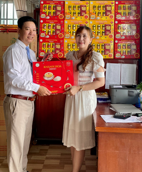 Ông Hồ Hồng Khánh - Tổng giám đốc nhãn hàng Seninest thăm và tặng quà cho nhà phân phối chiến lược