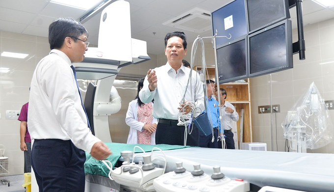 Đại biểu tham quan đơn vị tim mạch can thiệp tại bệnh viện Đa khoa Tiền Giang.