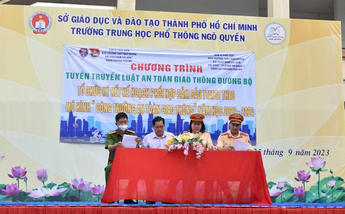 Các đơn vị ký kết “cổng trường an toàn giao thông” năm học 2023 - 2024