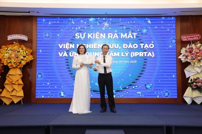 GS.TS Vũ Dũng - Chủ tịch Hội Tâm lý học xã hội Việt Nam trao quyết định thành lập cho lãnh đạo viện IPRTA