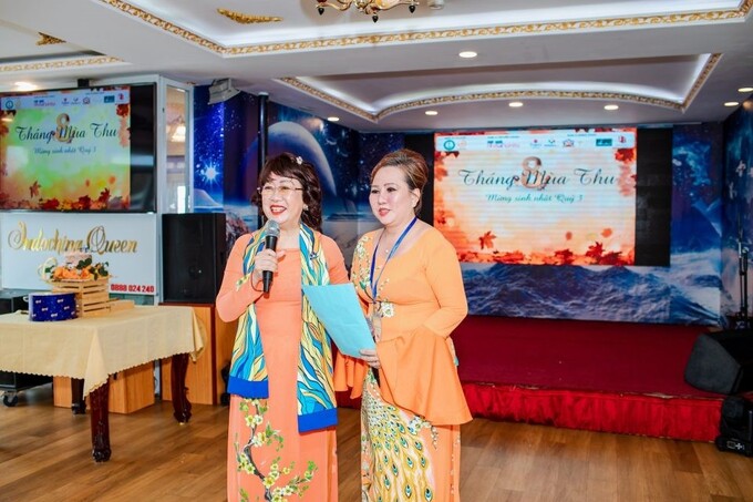 Bà Ngọc Yến (bên phải) Chủ Tịch CLB Phong cách Doanh Nhân Sài Gòn chúc mừng bà Thiên Phước trong vai trò mới Chủ Tịch Hội Hương Sắc Việt Nam