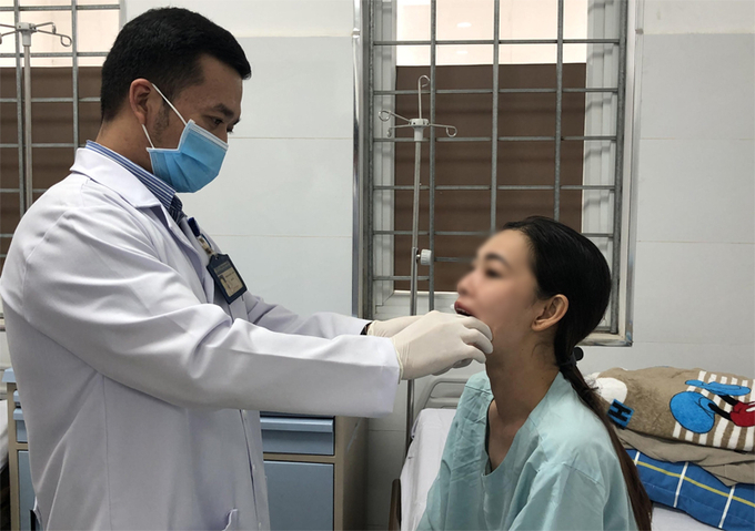 BS.CKI Trịnh Trường Giang - Phó trưởng khoa răng hàm mặt – bệnh viện ĐK Thống Nhất khám cho bệnh nhân 
