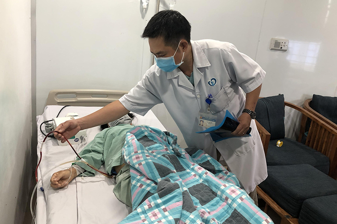 BS.CKI Cao Chí Viết đang thăm khám cho bệnh nhân sau phẫu thuật