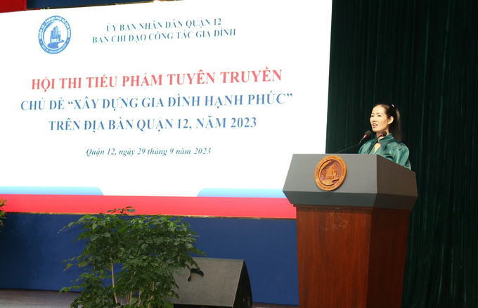 Bà Dương Thị Hoài Thương - Trưởng phòng nghệ thuật quần chúng, Trung tâm Văn hoá Thành phố nhận xét phần dự thi của các đội