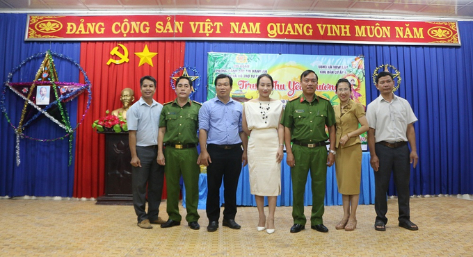 Đại diện cấp uỷ lãnh đạo Phòng Cảnh sat thi hành án hình sự và hỗ trợ tư pháp Công an tỉnh chụp hình với cán bộ UBND xã Minh Lập và nhà tài trợ