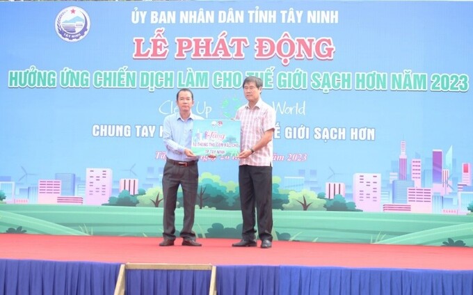 Đồng chí Trần Văn Chiến - Phó Chủ tịch UBND tỉnh trao tặng biểu trưng sản phẩm giữ gìn vệ sinh môi trường cho TP. Tây Ninh