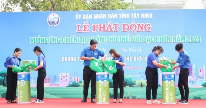Đoàn viên thanh niên tỉnh Tây Ninh thu gom pin cũ hưởng ứng chiến dịch