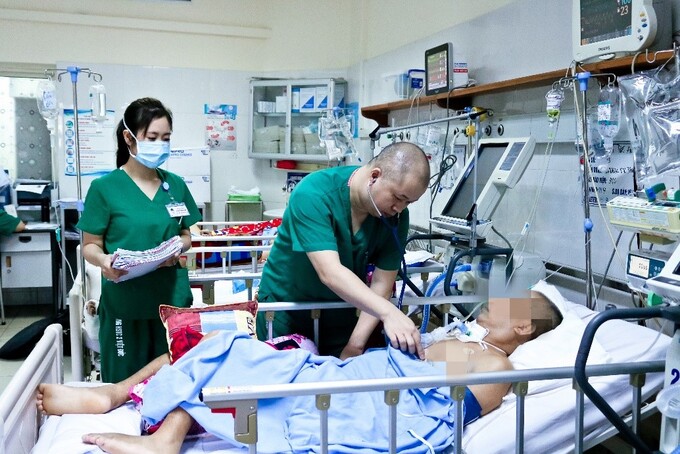 TS. BS Nguyễn Anh Tuấn, Trưởng Khoa Nội – Hồi sức thần kinh, Bệnh viện Hữu nghị Việt Đức đang thăm khám cho bệnh nhân