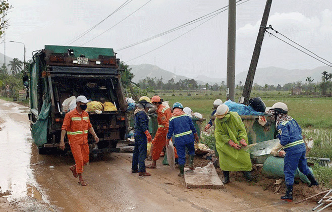 Vệ sinh môi trường, thu gom rác thải sau lũ lụt tránh lây lan mầm bệnh