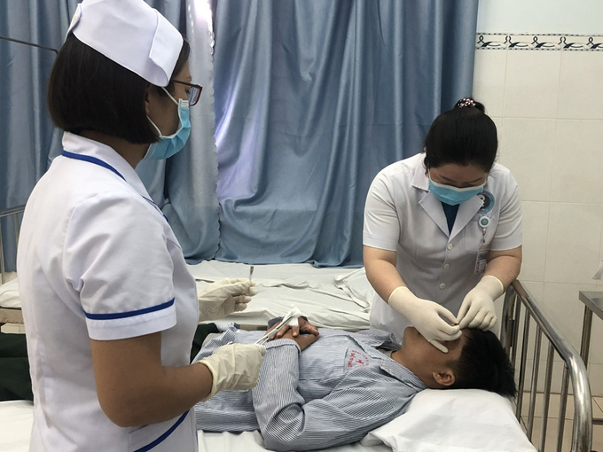 BS.CKI Nguyễn Thị Thu Trang thực hiện phương pháp cấy chỉ điều trị bệnh liệt dây thần kinh số 7 ngoại biên cho bệnh nhân