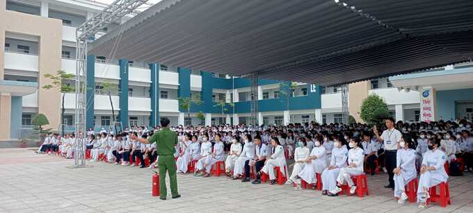 Báo cáo viên Phòng Cảnh sát PCCC và CNCH tuyên truyền kỹ năng PCCC cho học sinh