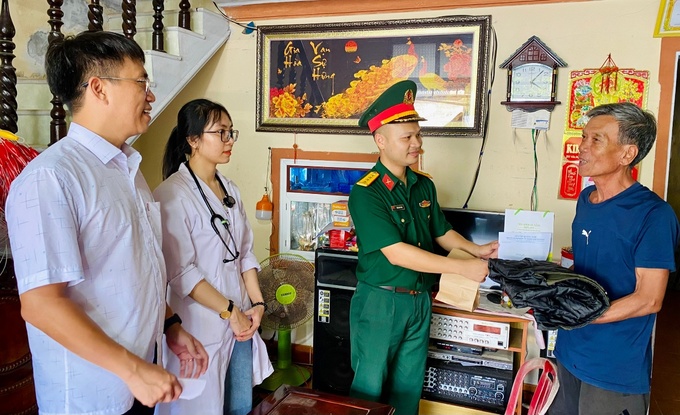 Các cán bộ Quân - Dân y đến thăm hỏi, tặng quà và cấp phát thuốc cho gia đình người có công với cách mạng tại thôn bãi Ông, Cù Lao Chàm