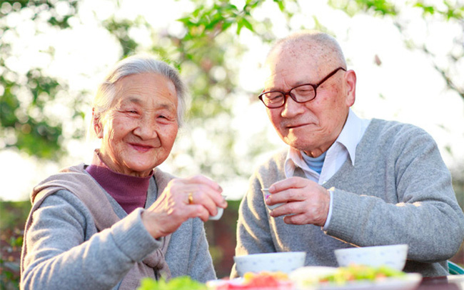 Sự già hóa dân số với tốc độ nhanh chóng đặt ra nhiều thách thức trong việc chăm sóc sức khỏe và chăm sóc dinh dưỡng cho người cao tuổi