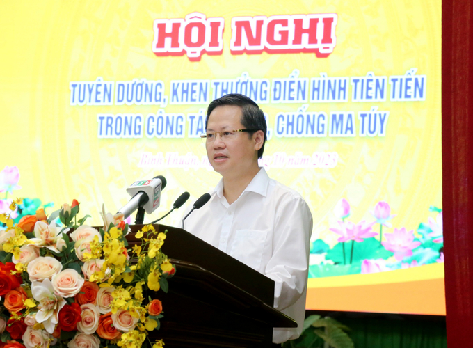 Chủ tịch UBND tỉnh Bình Thuận Đoàn Anh Dũng phát biểu tại hội nghị