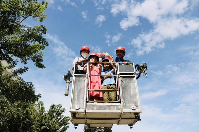 Người dân và học sinh, sinh viên được giới thiệu, tìm hiểu về các trang thiết bị, phương tiện chữa cháy cần thiết