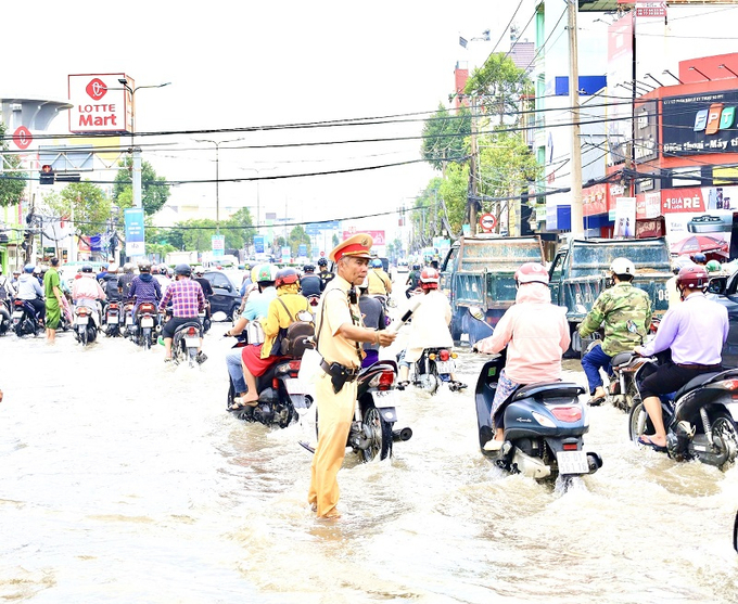 Công an điều tiết giao thông tránh ùn tắc