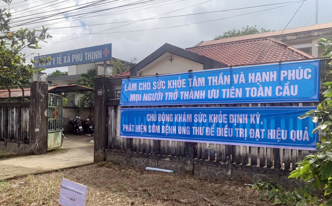 Trạm y tế xã Phú Thịnh, huyện Tân Phú treo băn rôn hưởng ứng Ngày Sức khoẻ tâm thần